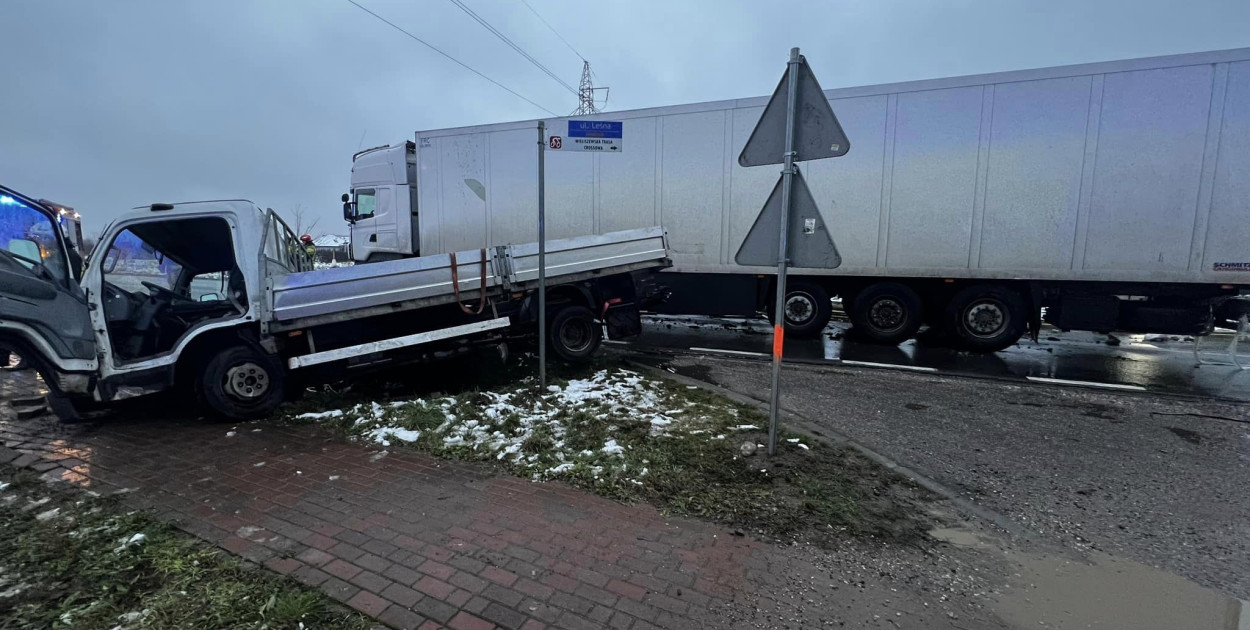 Skrzeszew: Zderzenie TIR-a z dostawczakiem na DW631. Fot. fb / KP PSP Legionowo