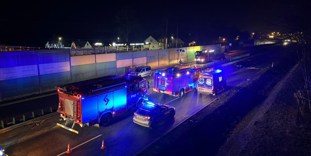 Trzy auta uszkodzone po kolizji na obwodnicy Serocka. Fot. fb / KP PSP Legionowo