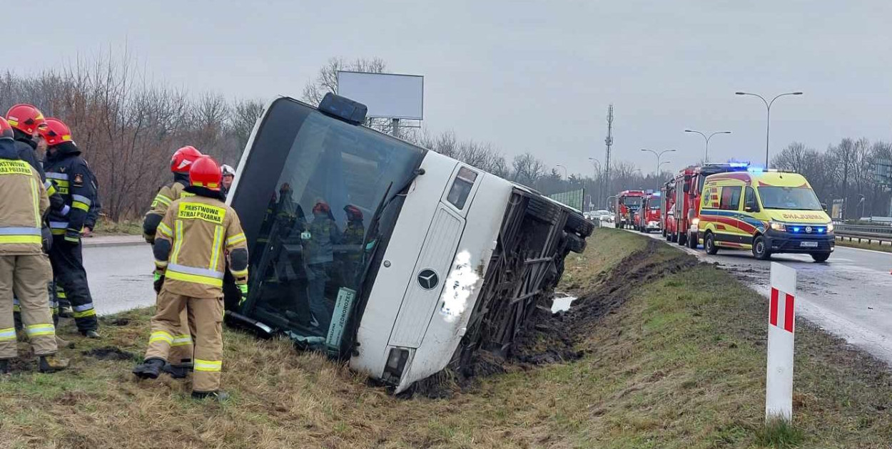 Jabłonna: Autobus wjechał do rowu i przewrócił się. Fot. fb / OSP Jabłonna - Ochotnicza Straż Pożarna Jabłonna