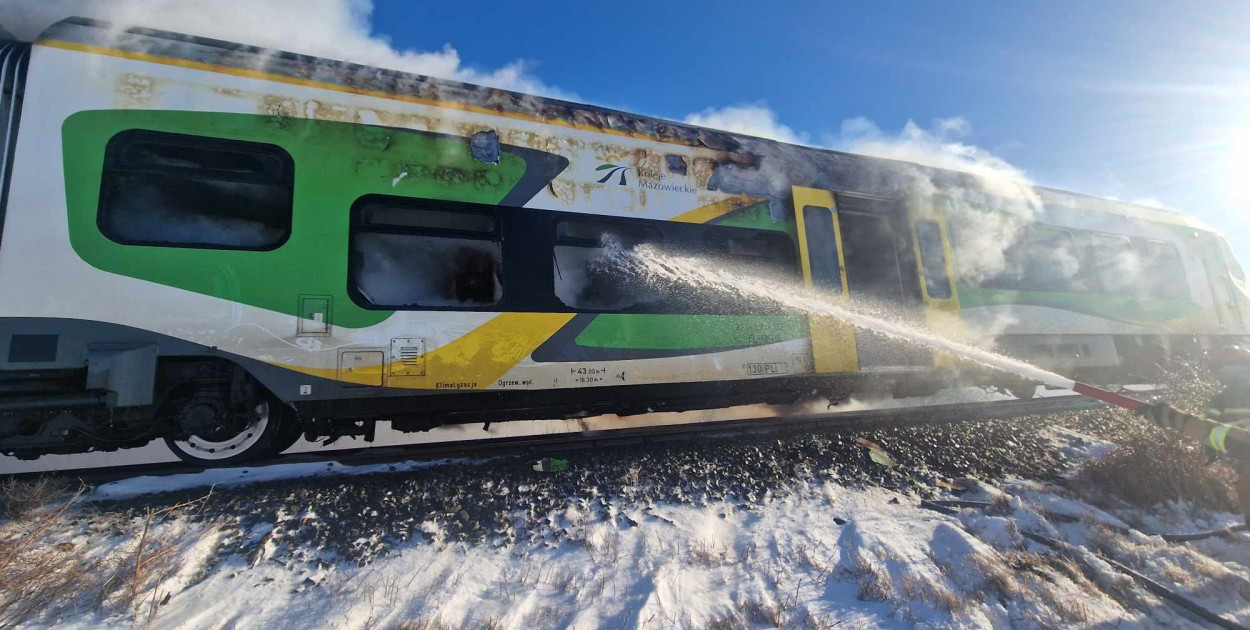 Pożar szynobusu na trasie Nasielsk-Sierpc. Fot. Ochotnicza Straż Pożarna w Raciążu
