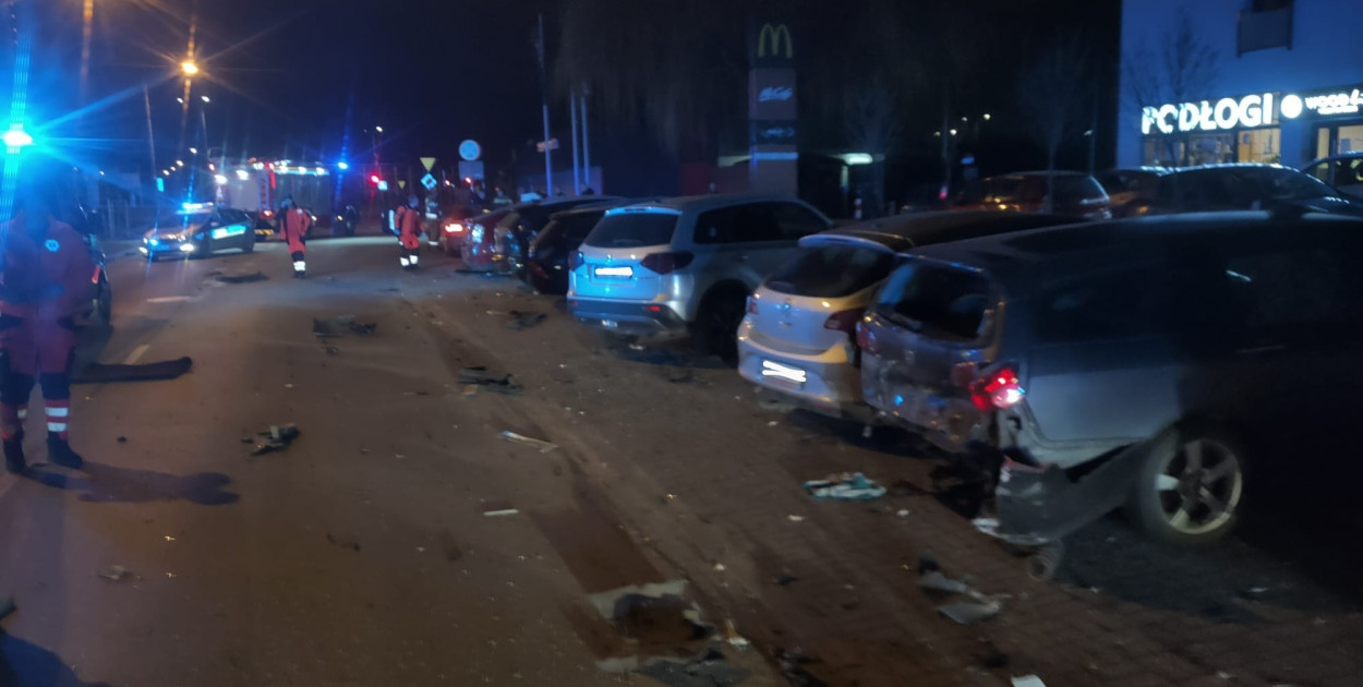 Wjechał z zaparkowane auta. Uszkodził 10 pojazdów. Fot. fb / KP PSP Legionowo