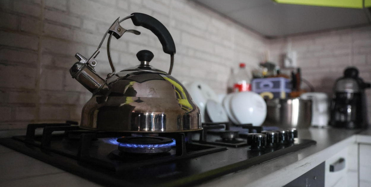 W przegotowanej wodzie jest mniej mikroplastiku