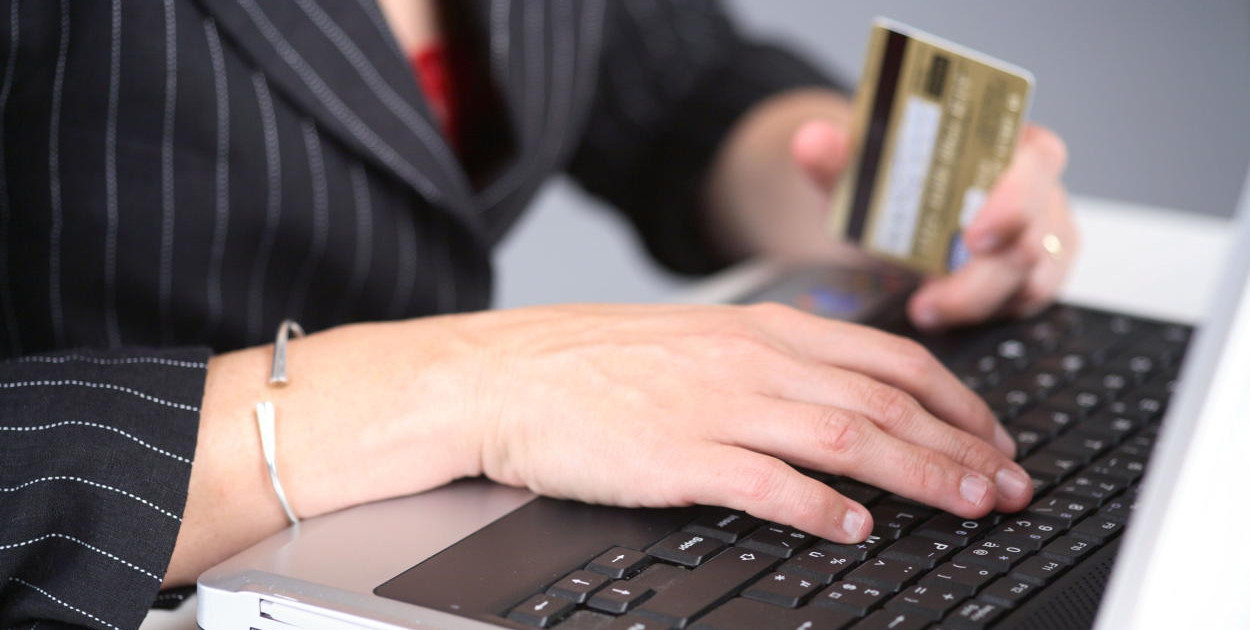 Raport: 88 proc. Polaków kupuje w sieci, coraz chętniej ubieramy się online