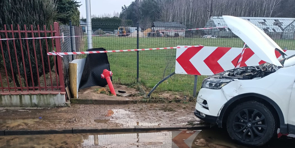 Kolizja w Aleksandrowie. Kierująca nissanem uderzyła w hydrant