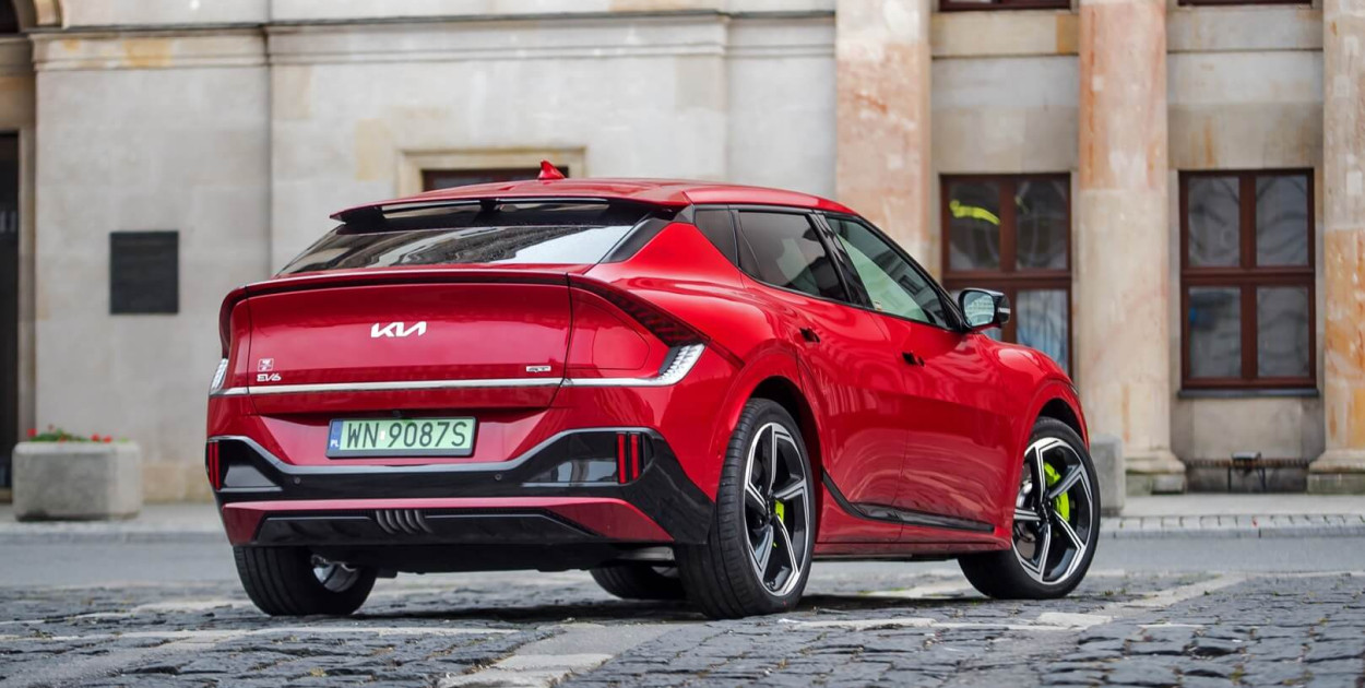 Czy warto kupić samochód elektryczny? Zalety i wady elektryka