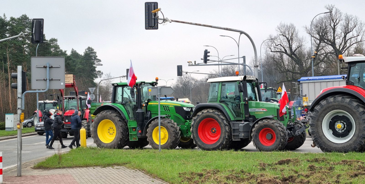 Rondo Biskupów Płockich w Jabłonnie zablokowane. Fot. Legio24.pl