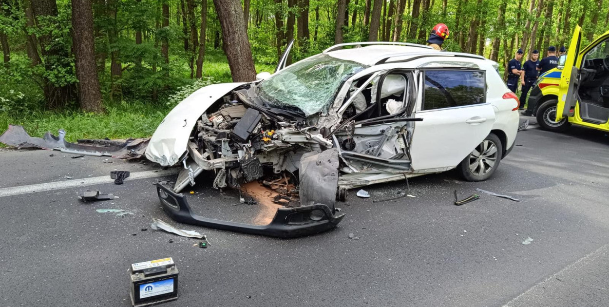 Wólka Radzymińska: Zderzenie osobówki z ciężarówką. Fot. fb / KP PSP Legionowo