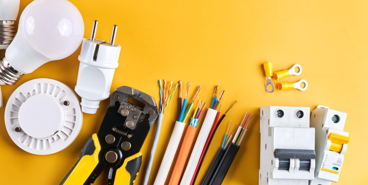 Jakie komponenty są niezbędne do stworzenia efektywnej szafy sterowniczej?