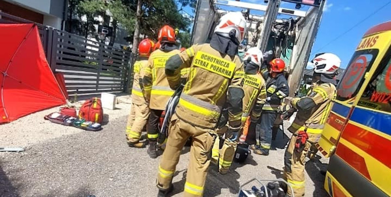Wypadek w Wieliszewie. Śmieciarka wciągnęła rękę mężczyzny. Fot. fb / KP PSP Legionowo
