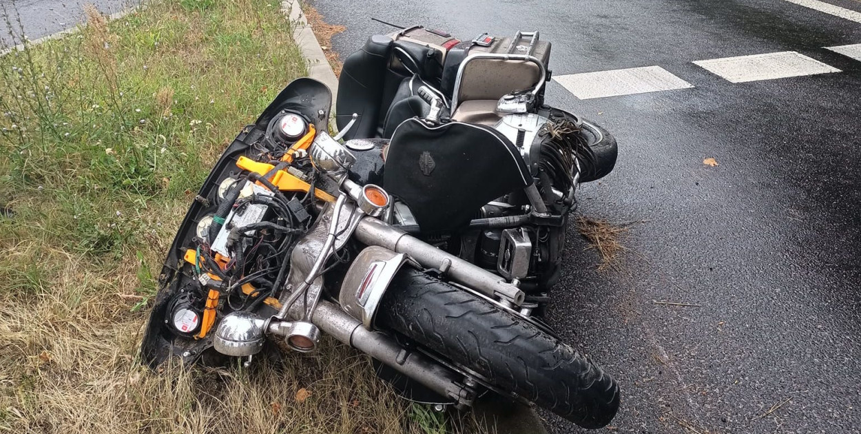 Wypadek z udziałem motocykla na DK61. Fot. fb / KP PSP Legionowo