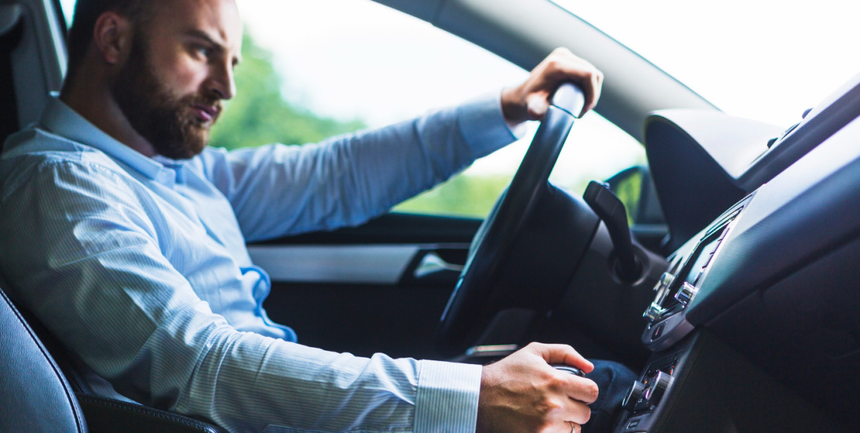 Czy polisę OC trzeba wozić ze sobą w aucie? Sprawdź, co mówi prawo