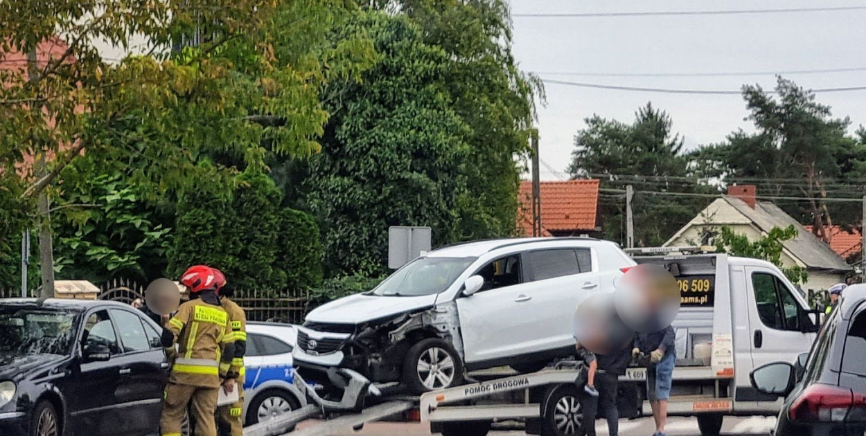 Zderzenie dwóch osobówek na Batorego w Legionowie. Fot. Legio24.pl