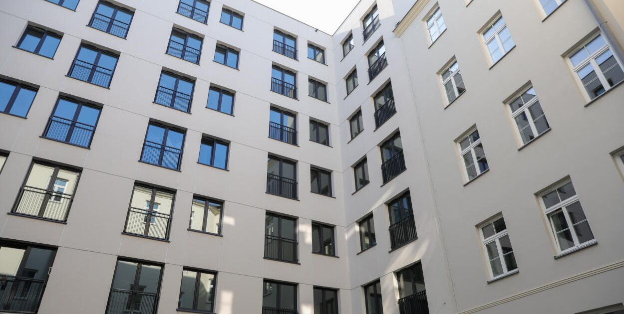 Absurdalnie drogie mieszkania w Warszawie. Polaków coraz częściej nie st...