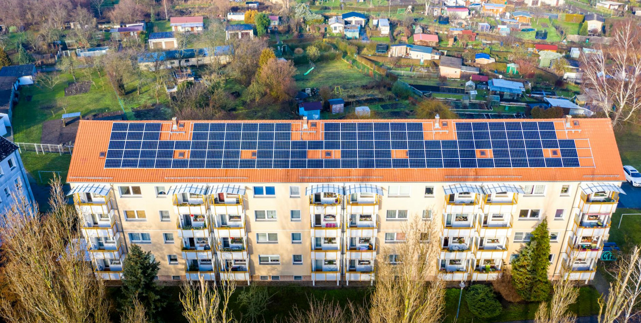 Panele fotowoltaiczne w bloku. Zdj. ilustracyjne, źródło: pexels.com