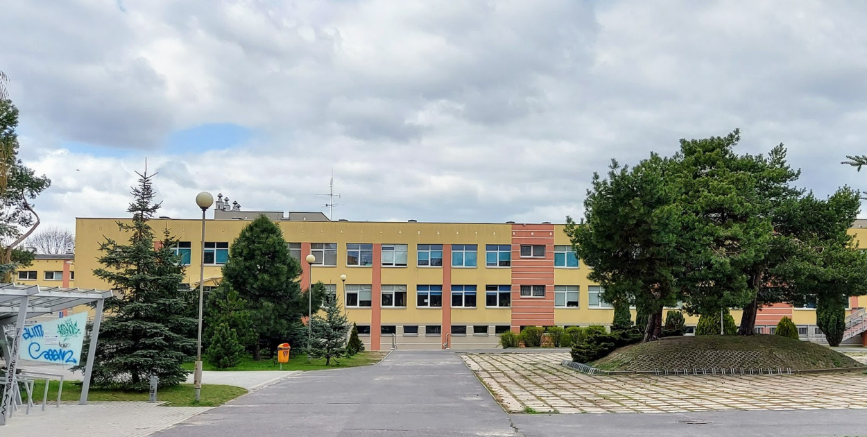 Szkoła Podstawowa nr 8 w Legionowie - na tyłach placówki ma postać filia żłobka. Fot. arch. Legio24.pl
