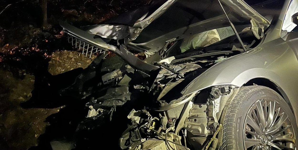 Stanisławów Pierwszy: Lexus uderzył w drzewo.  Fot. Jarosław Pisarek - Komendant Gminny OSP Gmina Nieporęt