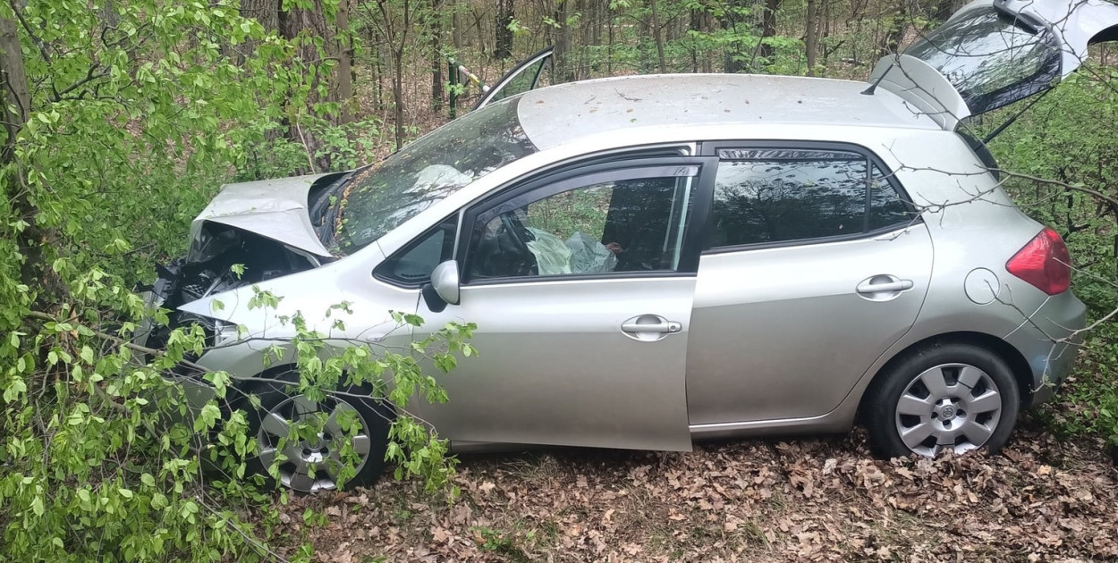 Stanisławów Pierwszy: Wypadek na Strużańskiej. Auto uderzyło w drzewo. Fot. KP PSP Legionowo