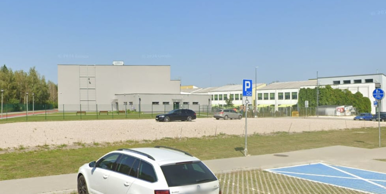 Boisko ma powstać w miejscu tymczasowego parkingu. Fot. Google Street View