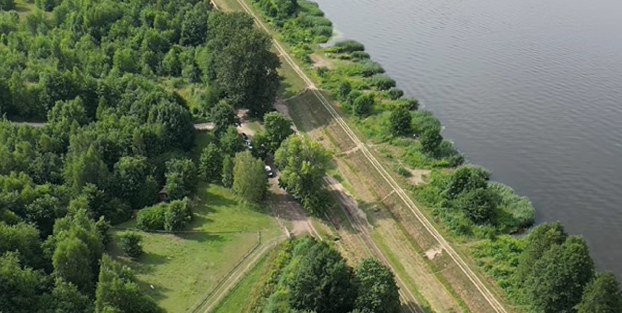 Korona wału nad Jeziorem Zegrzyńskim - to tu pobiegnie nowa ścieżka rowerowa. Fot. Paweł Kownacki