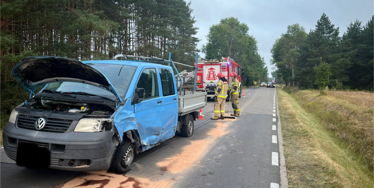 Zalesie Borowe: Czołowe zderzenie samochodów na DW622. Fot. KP PSP Legionowo