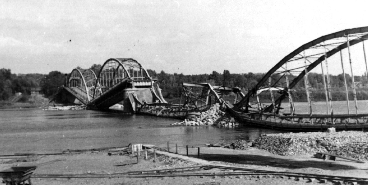 Most zegrzyński wysadzony przez polskich saperów w nocy z 6 na 7 września 1939 r., zbiory J. E. Szczepańskiego, fot. Starostwo Powiatowe w Legionowie