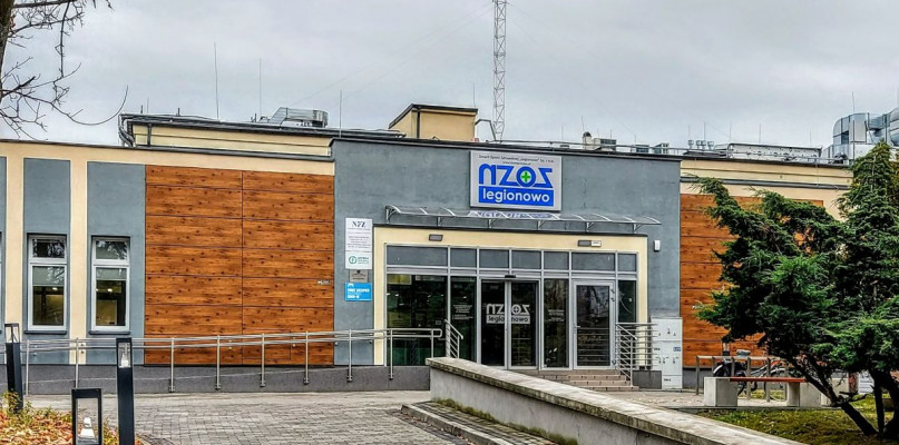 Przychodnia ZOZ Legionowo przy ul. Sowińskiego - główne wejście. Fot. arch. Legio24.pl
