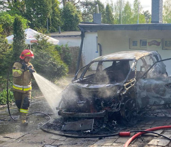 W Białobrzegach spłonął samochód. Pożar zagrażał budynkowi usługowemu-116491