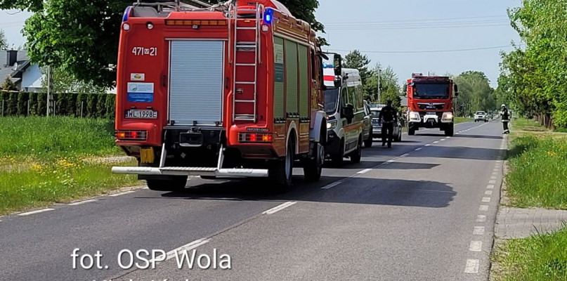 Kolizja samochodu z motocyklem w Ludwinowie Zegrzyńskim. Fot. OSP Wola Kiełpińska / fb
