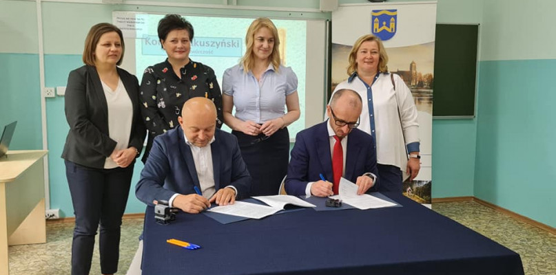 Podpisano umowę na rozbudowę szkoły w Skrzeszewie (gm. Wieliszew).  Fot. UG Wieliszew