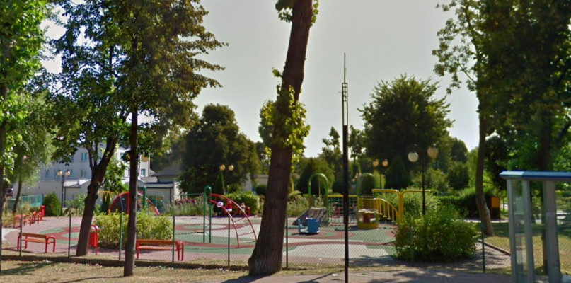 Plac zabaw w okolicach szkoły podstawowej i przedszkola w Serocku (od ul. Pułtuskiej). Fot. Google Maps