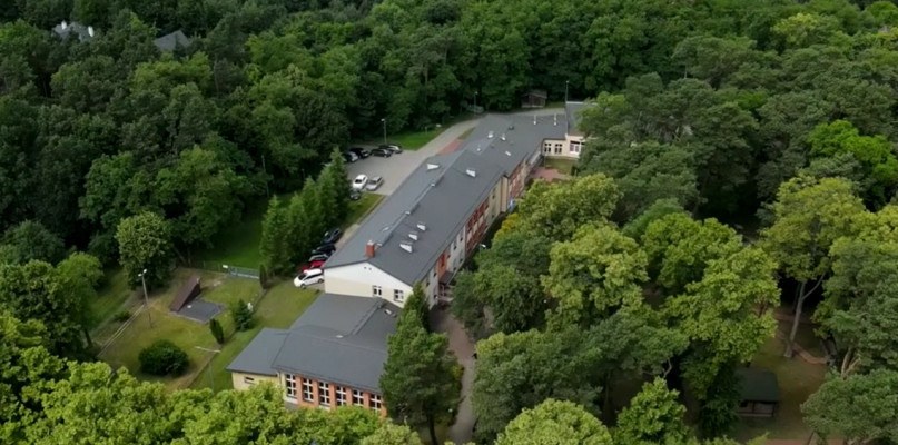 Szkoła Podstawowa w Jadwisinie z lotu ptaka. Fot. Urząd Miasta i Gminy w Serocku