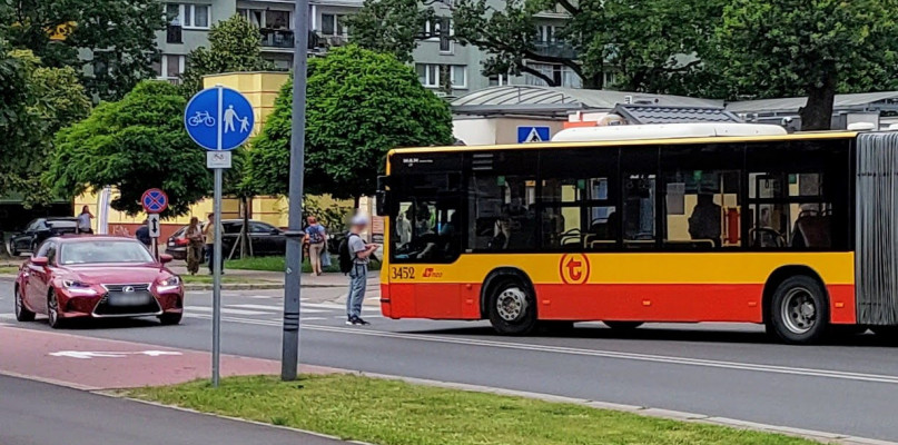 Mężczyzna blokował ruch uliczny na Sowińskiego w Legionowie. Interweniowała Policja. Fot. Legio24.pl