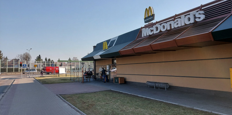 Restauracja McDonald's przy skrzyżowaniu Jagiellońskiej i Warszawskiej w Legionowie, fot. Legio24.pl