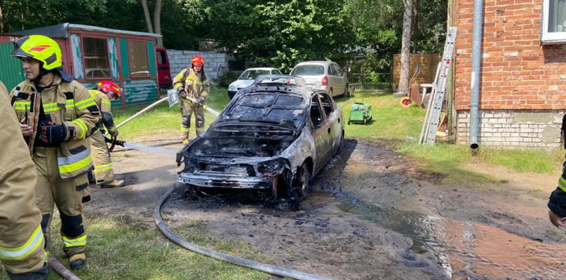 W Jabłonnie doszczętnie spłonęło auto. Fot. KP PSP Legionowo