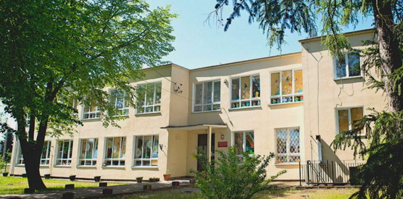 Szkoła Podstawowa w miejscowości Olszewnica Stara (gm. Wieliszew). Fot. www.olszewnicaszkola.pl