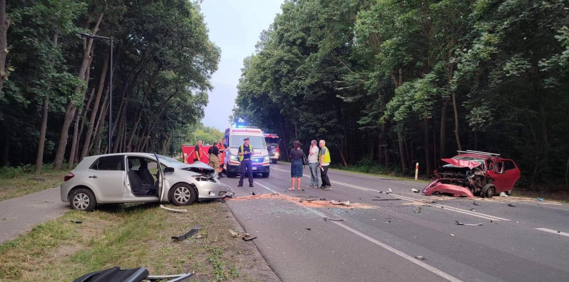 Zderzenie dwóch samochód osobowych na DW630 w Jabłonnie. Fot. fb / KP PSP Legionowo