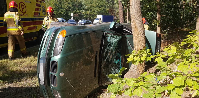 BMW na zakręcie wypadło z drogi i uderzyło w drzewo. Fot. Komenda Powiatowa Państwowej Straży Pożarnej w Legionowie