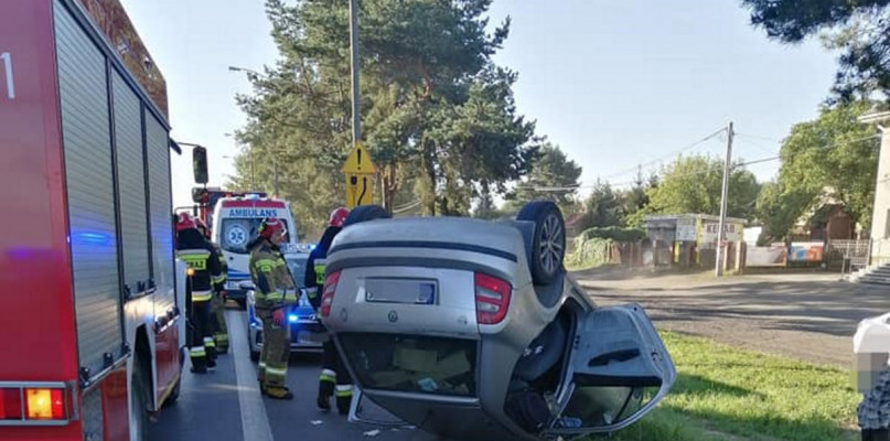 Nieporęt: Kolizja przy plaży. Skoda staranowała barierki i wylądowała na dachu. Fot. fb / KP PSP Legionowo