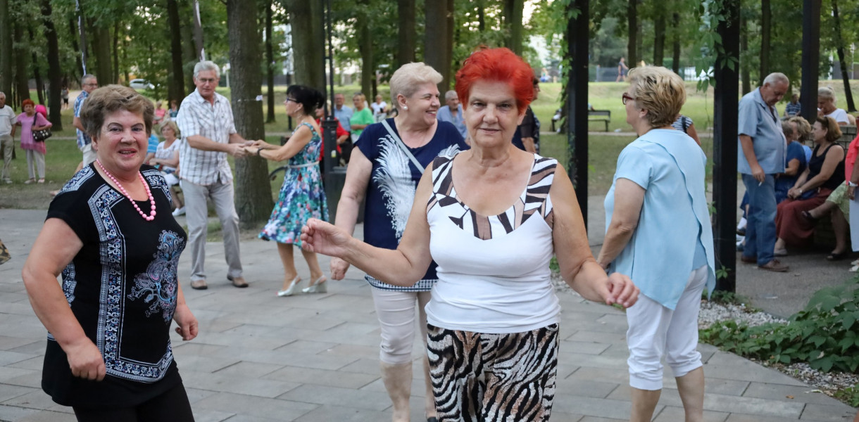 Potańcówki w Parku Zdrowia także we wrześniu. Fot. UM Legionowo