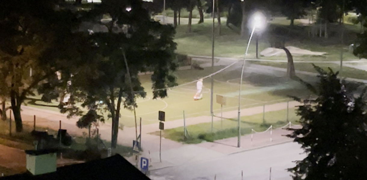Rozpędzał hulajnogę i uderzał nią w latarnie. Tak się bawią przy Królowej Jadwigi w Legionowie.