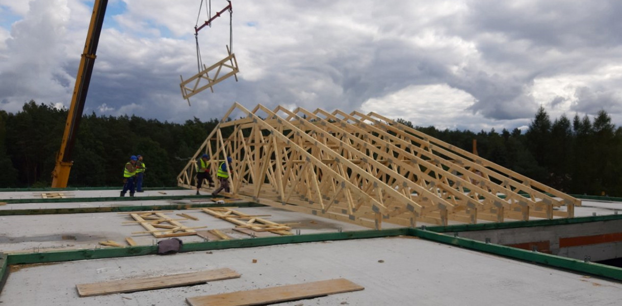 Ekipa budowlana montuje wiązary dachowe na nowym gmachu Liceum im. Lema w Stanisławowie Pierwszym, fot. Starostwo Powiatowe w Legionowie