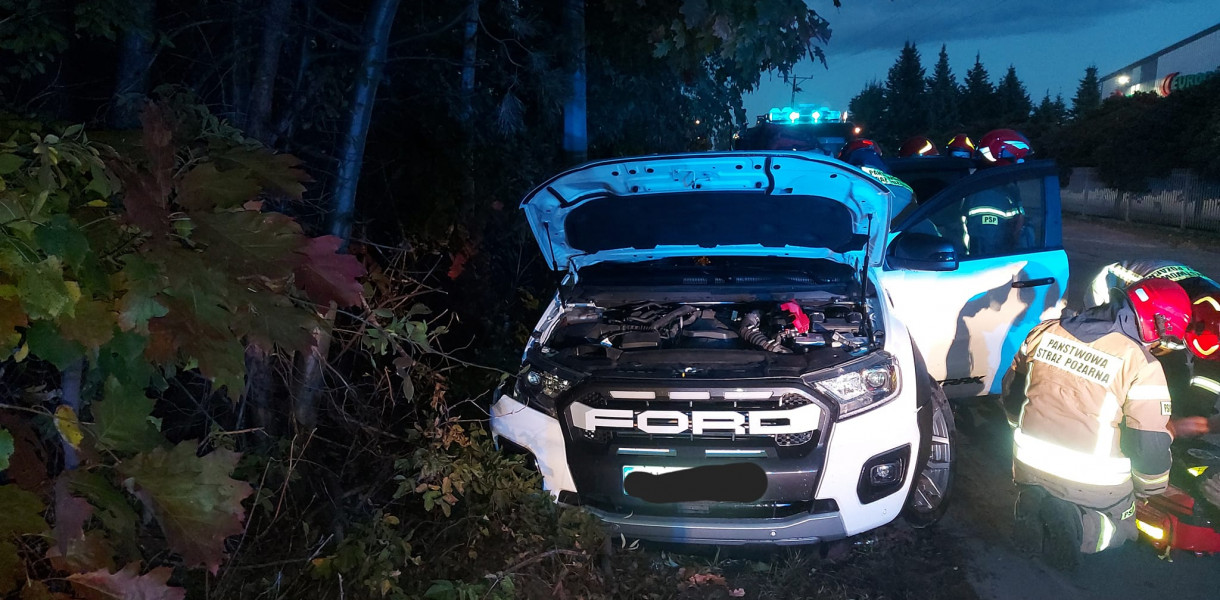 Kolizja na Suwalnej w Łajskach. Ford wjechał w drzewo, fot. KP PSP Legionowo