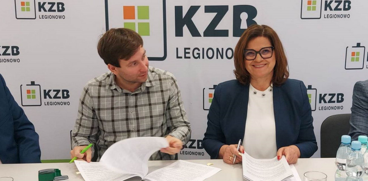 Na zdjęciu: prezes KZB Legionowo, Irena Bogucka i przedstawiciel firmy Optima Centrum z Łodzi. Źródło: fb / KZB Legionowo