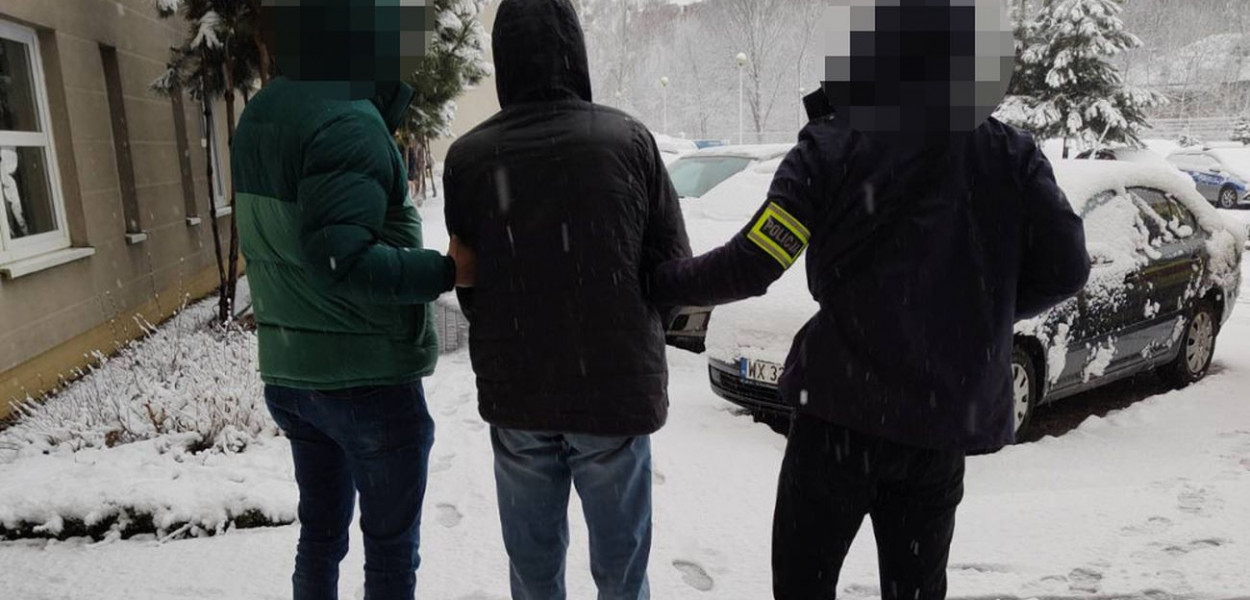 Funkcjonariusze zatrzymali 38-latka, który zdemolował cztery zaparkowane samochody. Fot. Komenda Rejonowa Policji Warszawa VI