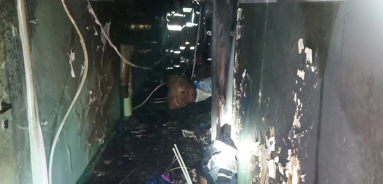 Wnętrze spalonej klatki schodowej w bloku przy ul. 3-go Maja, fot. KP PSP Legionowo
