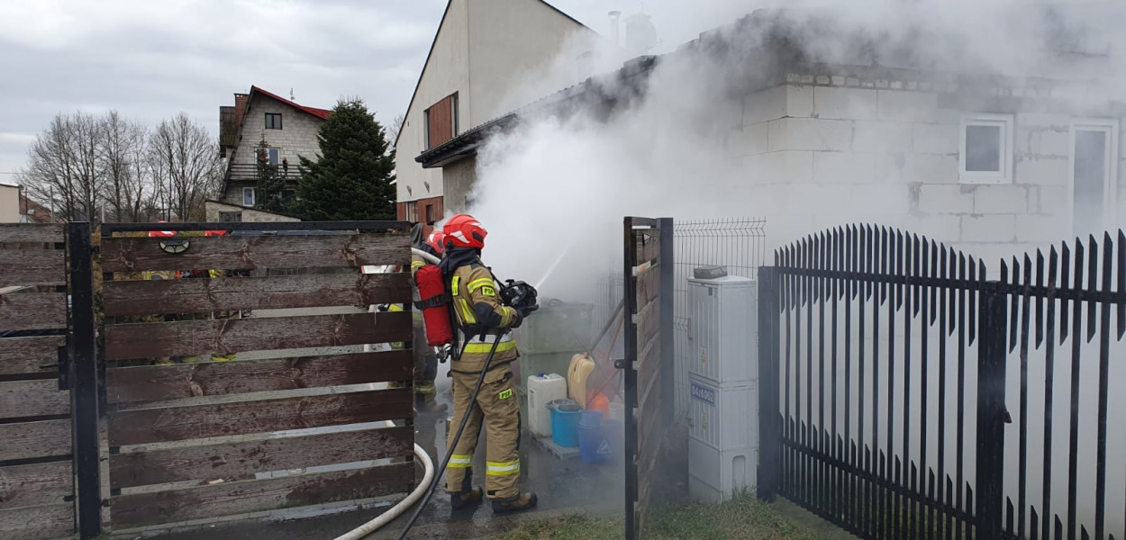 Chotomów: Pożar śmieci przeniósł się na dom. Fot. fb / KP PSP Legionowo