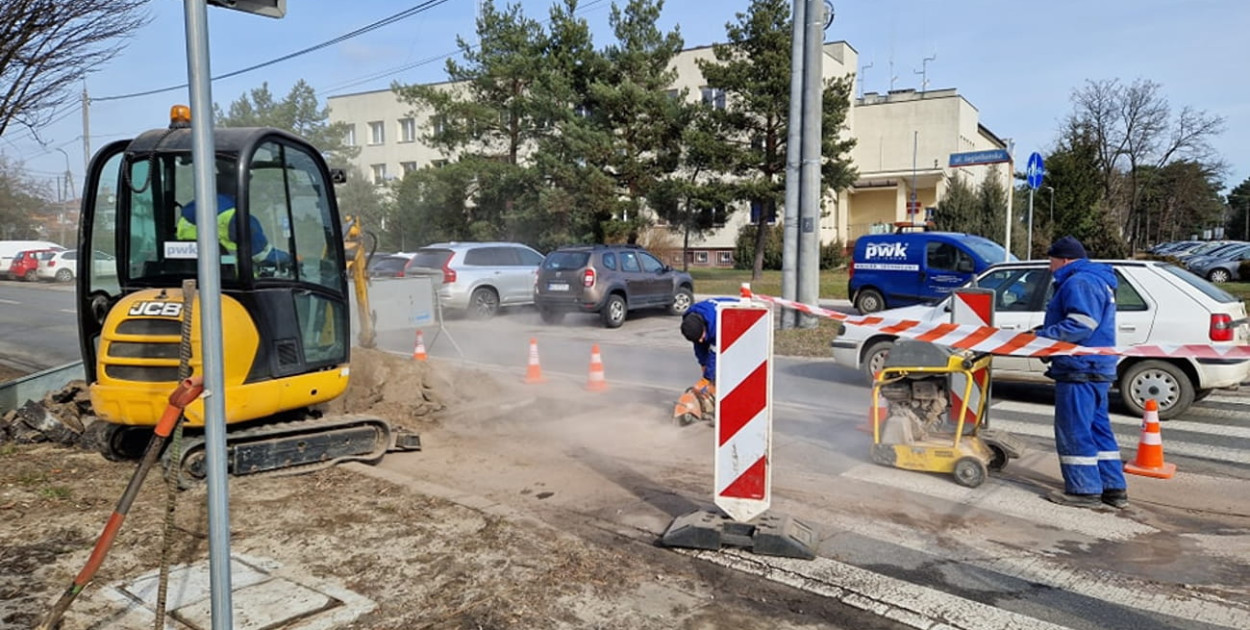 Z powodu zapadnięcia się jezdni na ul. Jagiellońskiej w Legionowie występują utrudnienia. Fot. UM Legionowo