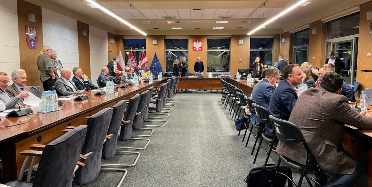Wspólna deklaracja przedstawicieli samorządów Legionowa, Jabłonny i Wieliszewa. NIE dla nowej linii kolejowej. Fot. Legio24.pl
