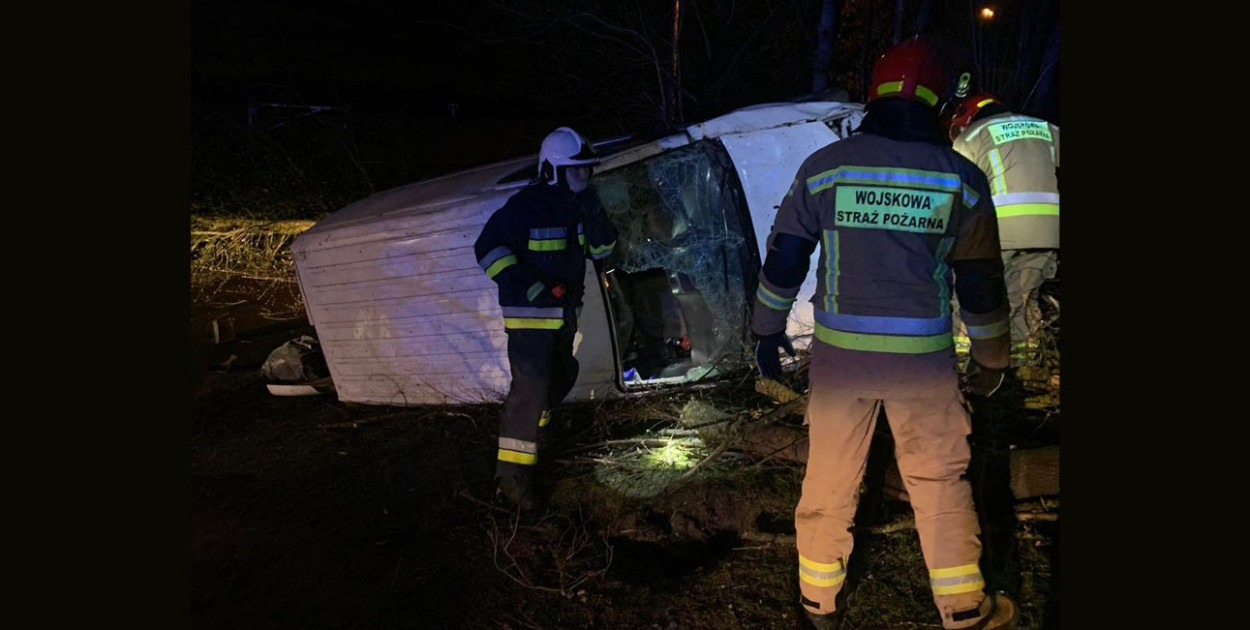 Gmina Serock: W Cuplu ford uderzył w drzewo. Kierowca był kompletnie pijany. Fot. fb / Wojskowa Straż Pożarna Zegrze
