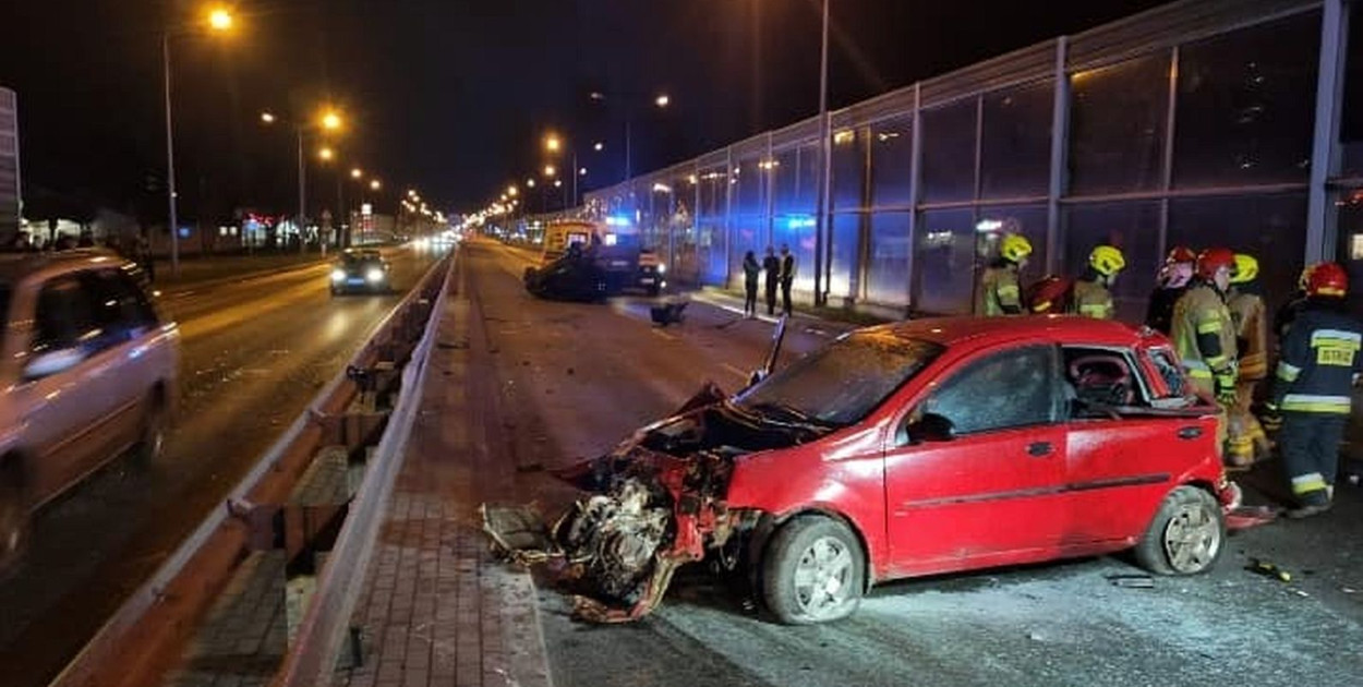 Zderzenie dwóch osobówek na DK61 w Legionowie. Jedno z aut dachowało. Fot. fb / KP PSP Legionowo